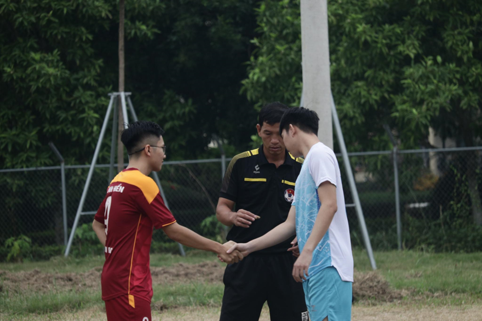 A group of men shaking hands

Description automatically generated